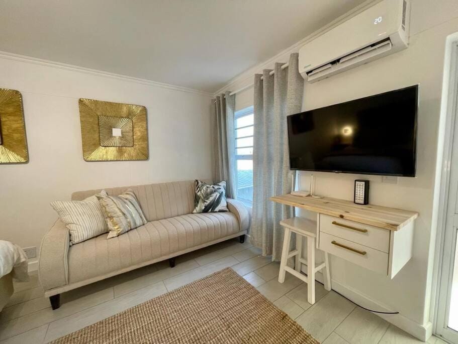 Communal lounge/ TV room, Bed, TV and multimedia, Living room, Photo of the whole room, Seating area, Evening entertainment, Bedroom, air conditioner
