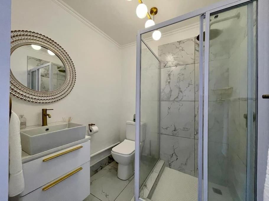 Shower, Toilet, Bathroom, towels