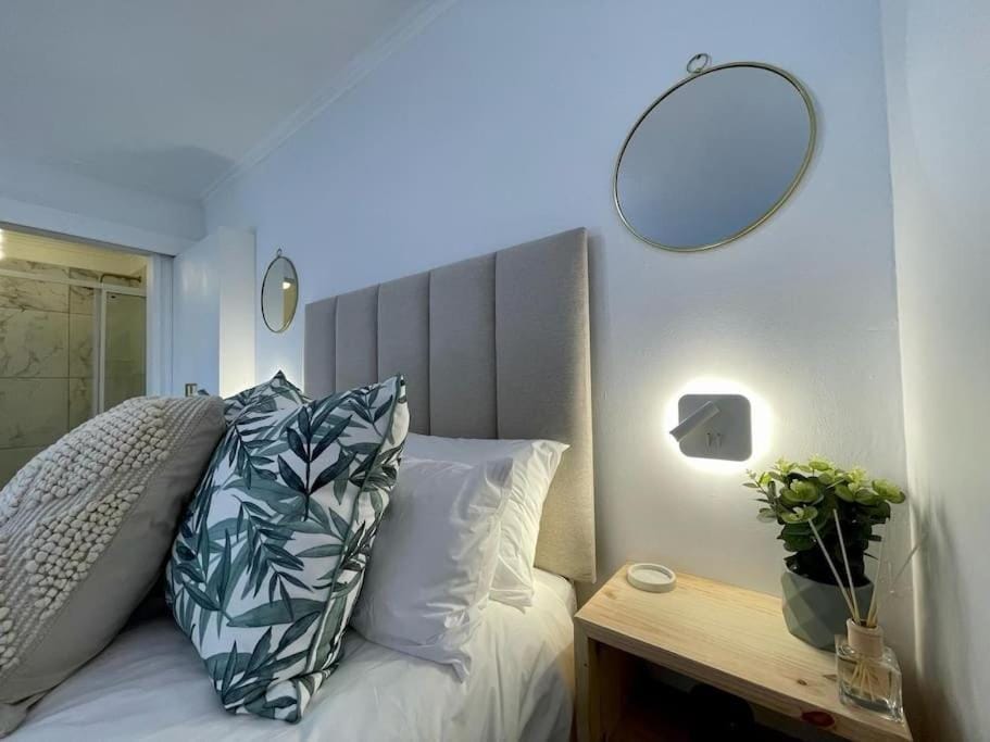 Bed, Living room, Photo of the whole room, Seating area