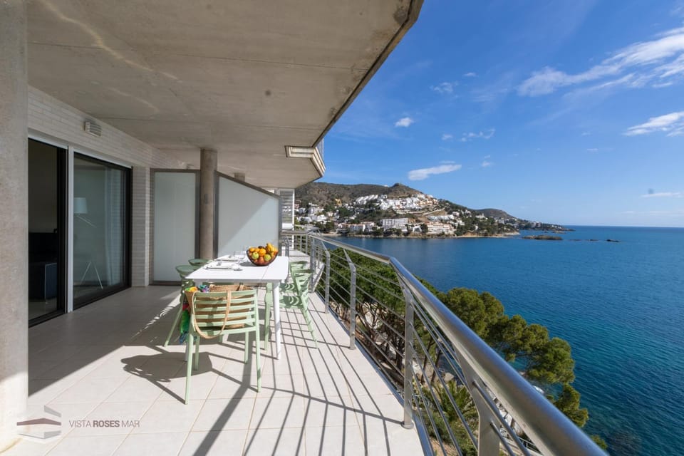 Property building, View (from property/room), Balcony/Terrace, Dining area, Sea view