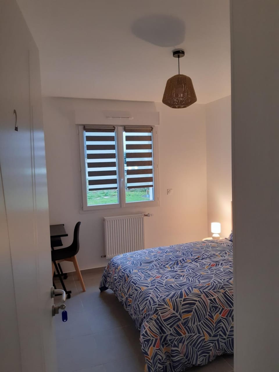 Bed, Photo of the whole room, Seating area, hair dresser, internet