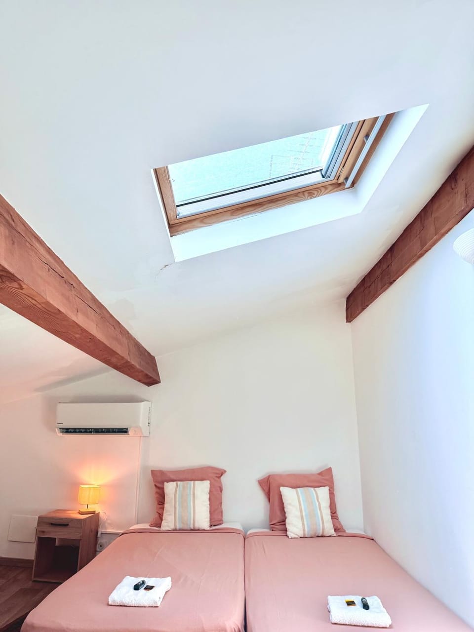 Bed, Photo of the whole room, Bedroom, air conditioner