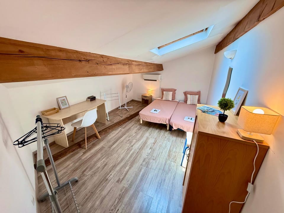 Bed, Photo of the whole room, Decorative detail