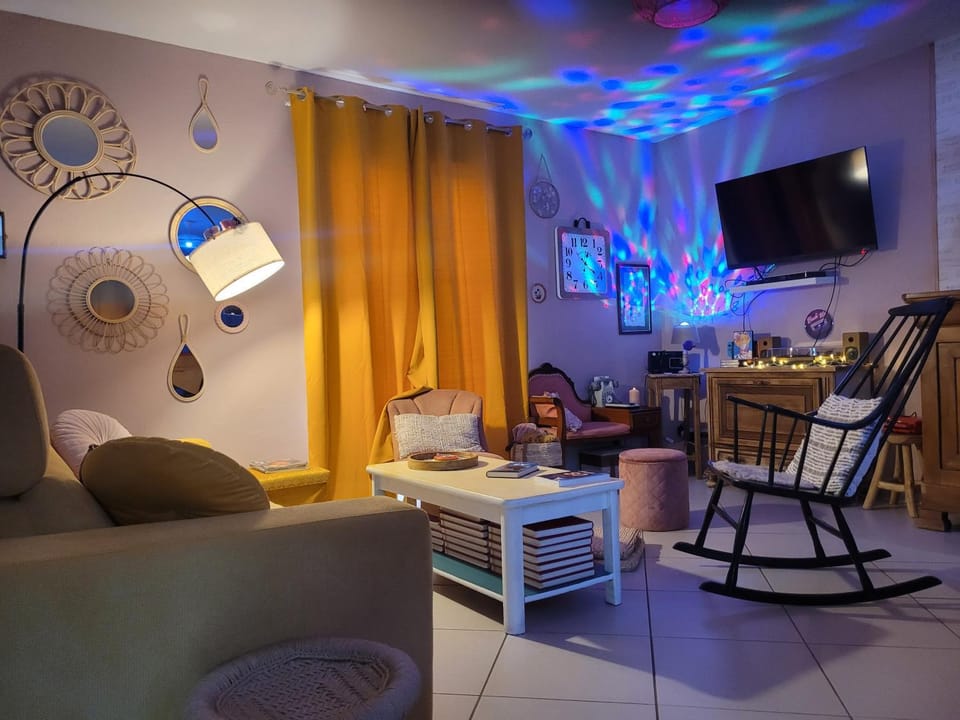 Enquête et jeux dans les années 80 House in Bourgogne-Franche-Comté
