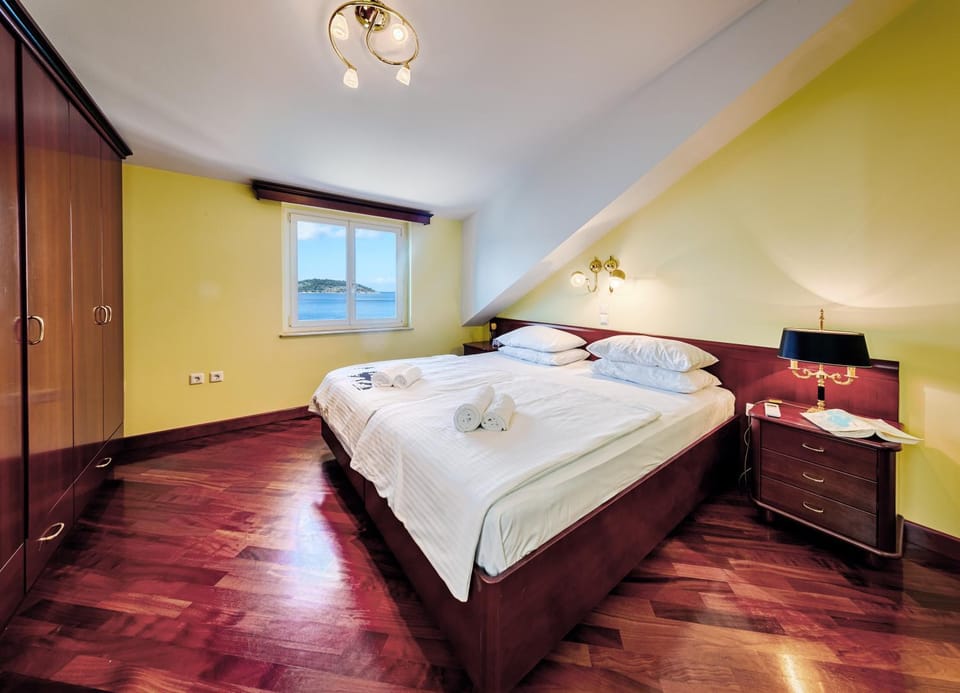 Seafront Penthouse Apartment in Vis