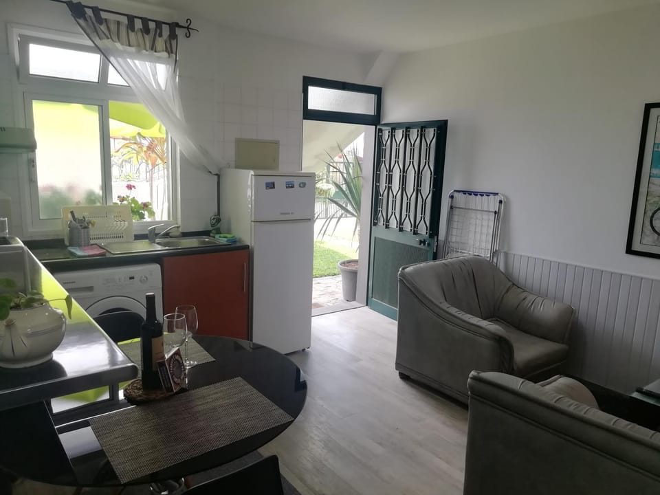 Kitchen or kitchenette, Living room, Seating area