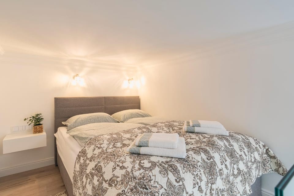 Bed, towels