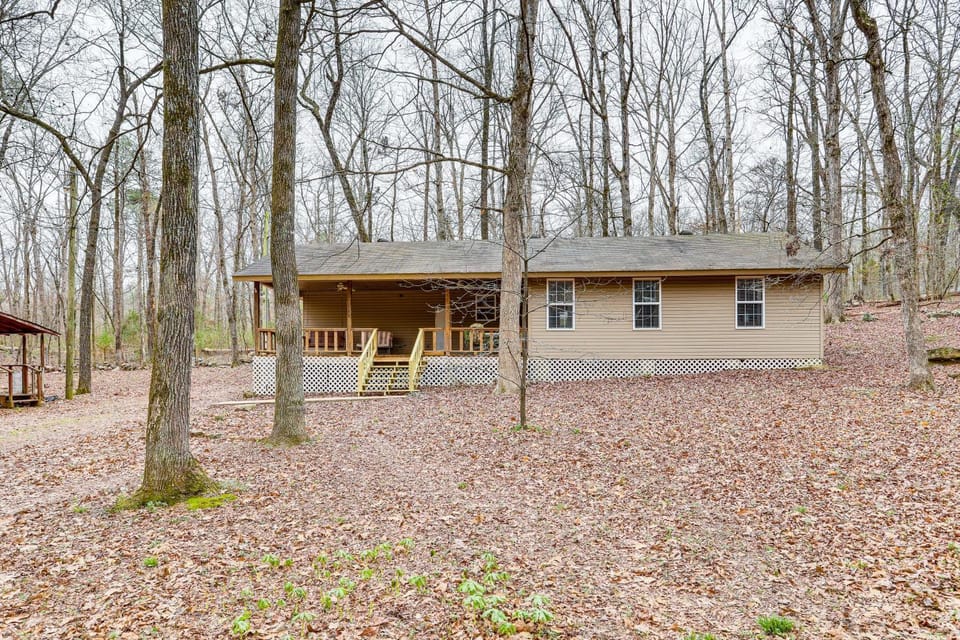 Heber Springs Cabin w/ Deck: 3 Mi to Sugarloaf Mtn Cabin in Arkansas