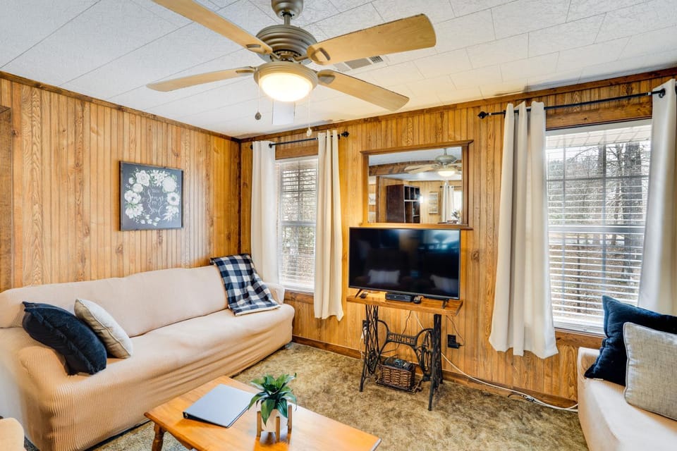 Heber Springs Cabin w/ Deck: 3 Mi to Sugarloaf Mtn Cabin in Arkansas