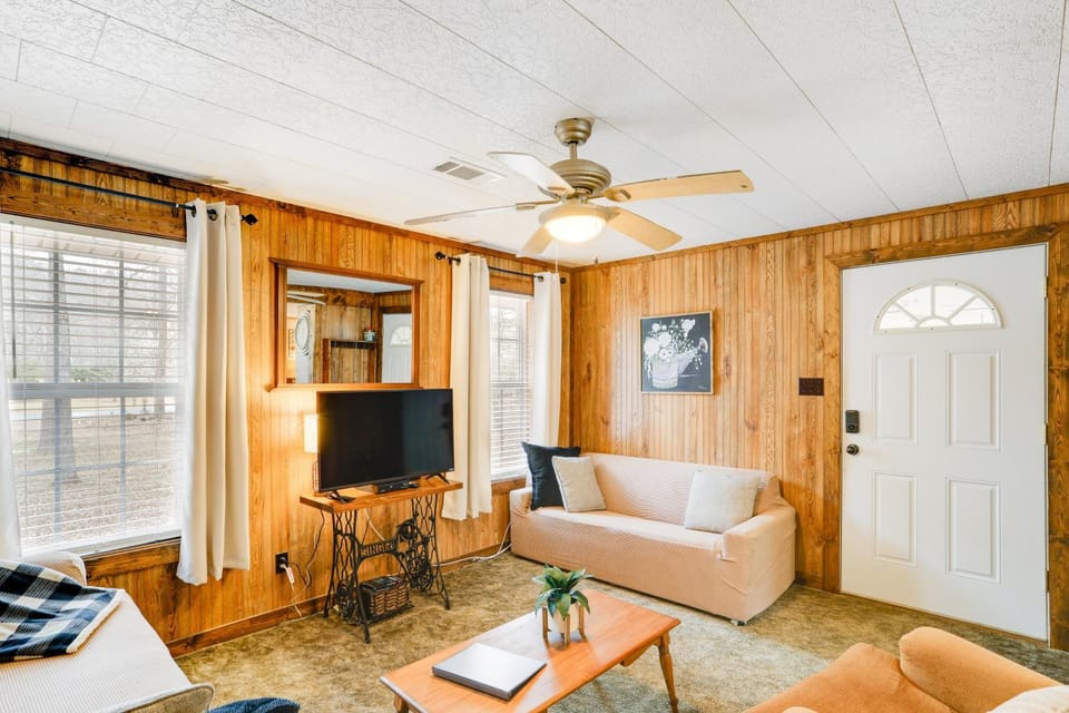 Heber Springs Cabin w/ Deck: 3 Mi to Sugarloaf Mtn Cabin in Arkansas