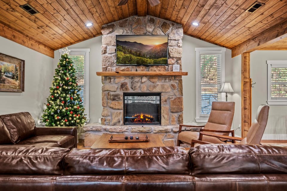 Hidden Hills Hideaway Chalet in Gatlinburg