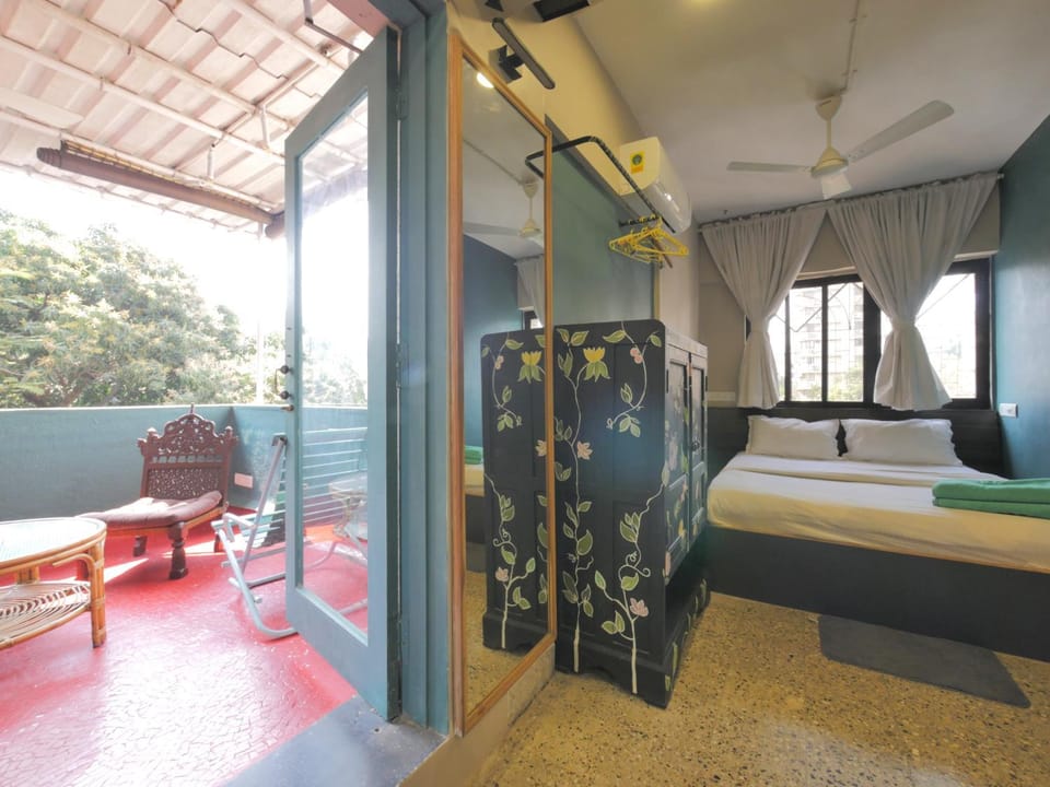 Patio, Bed