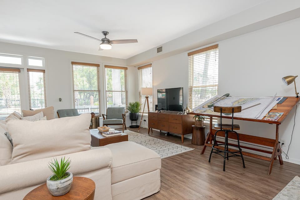 Ybor City Gem I Steps to 7th Ave I Sleeps 6 Apartment in Tampa