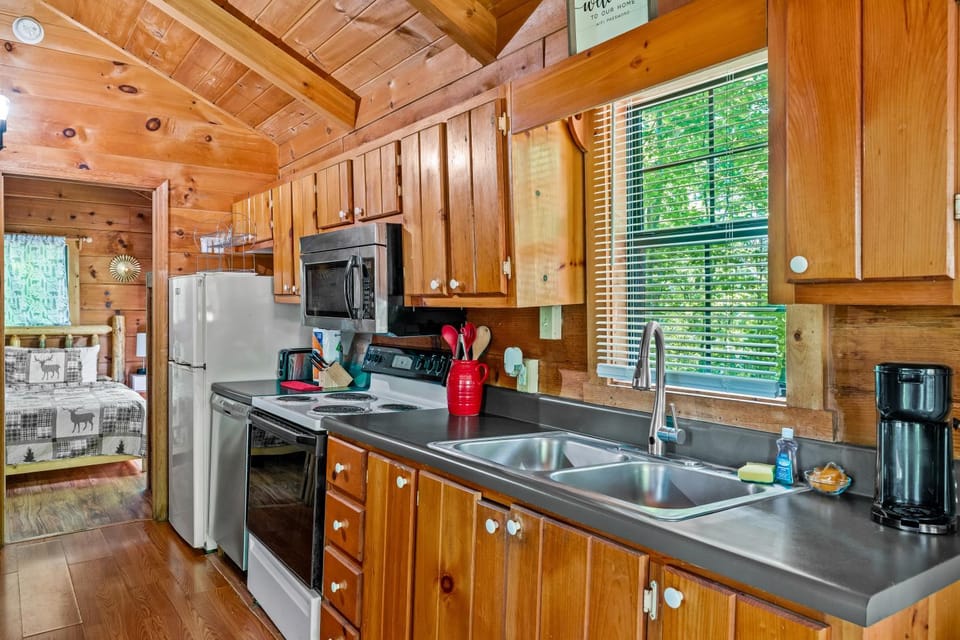 Mountain View, Hot Tub, King Bed, WiFi, Fire Place House in Pittman Center