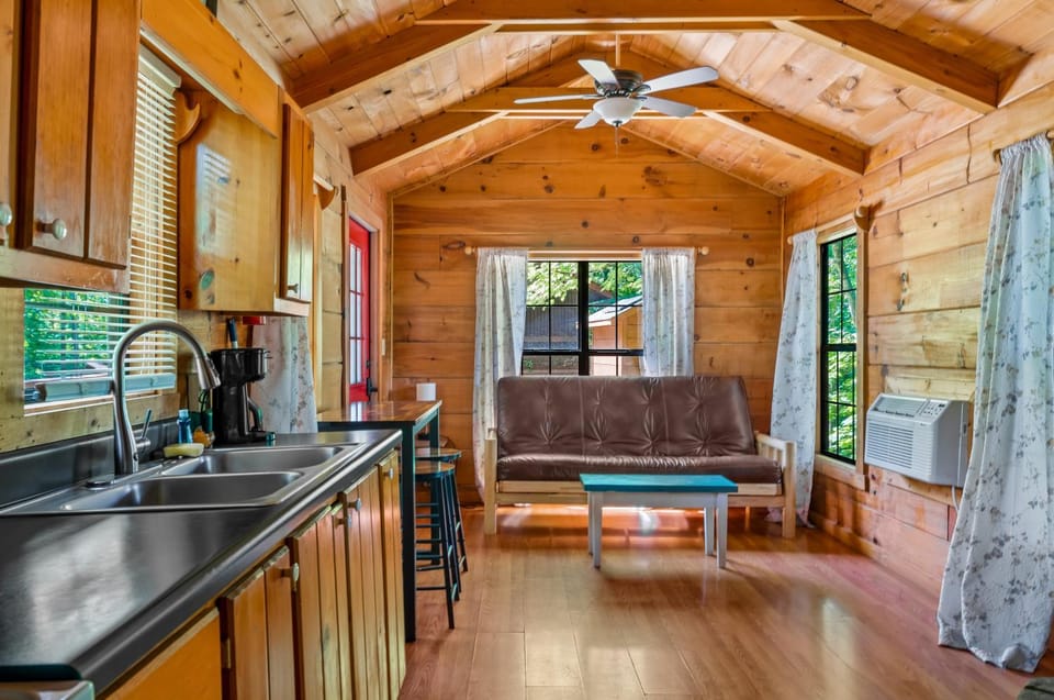 Mountain View, Hot Tub, King Bed, WiFi, Fire Place House in Pittman Center