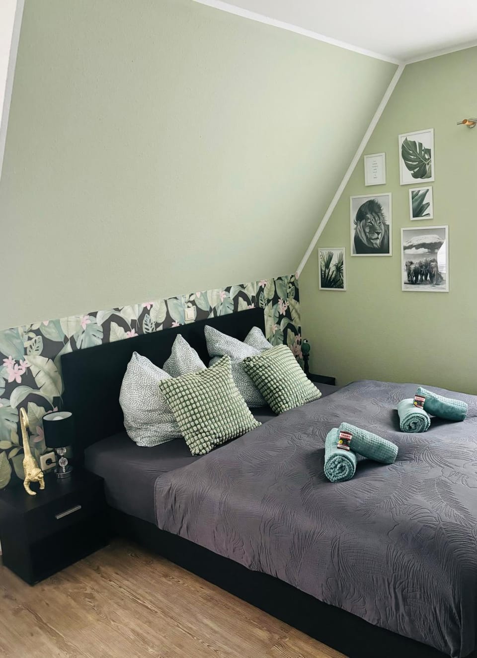 Bed, Photo of the whole room, Bedroom, towels