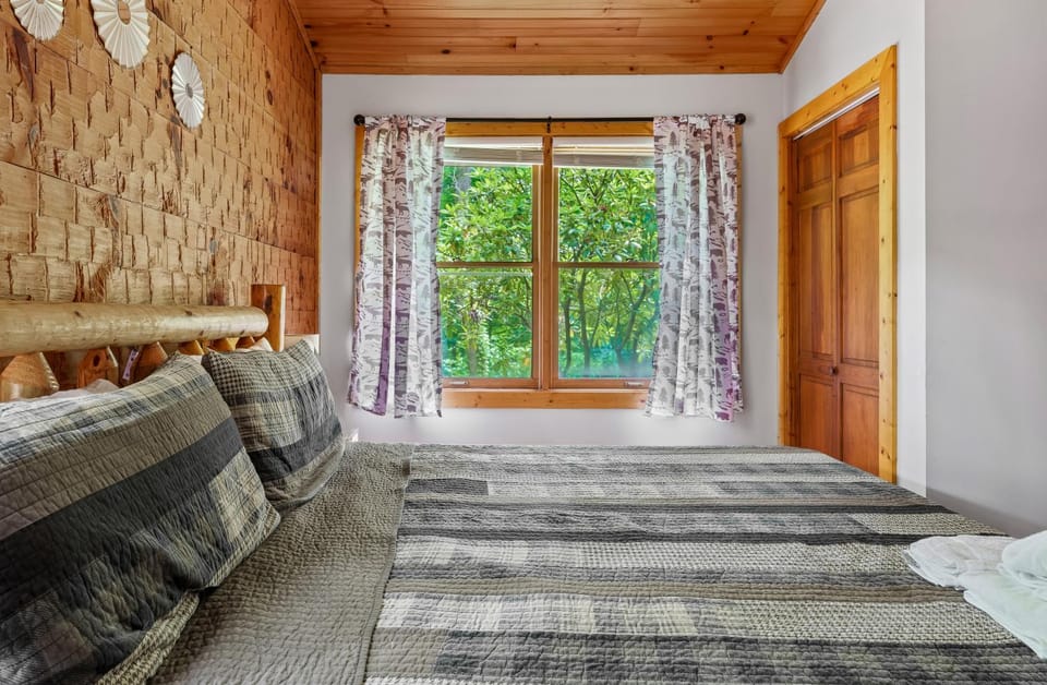 Bear Holler, Hot Tub, King Bed, Mountain Views House in Pittman Center