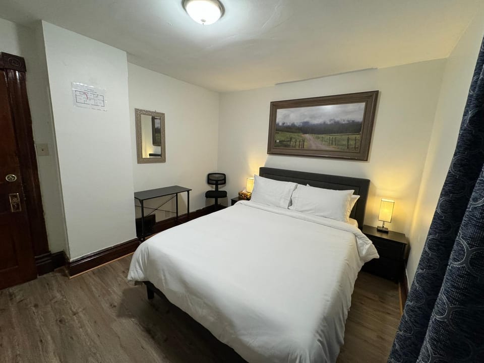 Comfy Getaway, 5 Bed, Sleeps 9, walk to falls! House in Niagara Falls