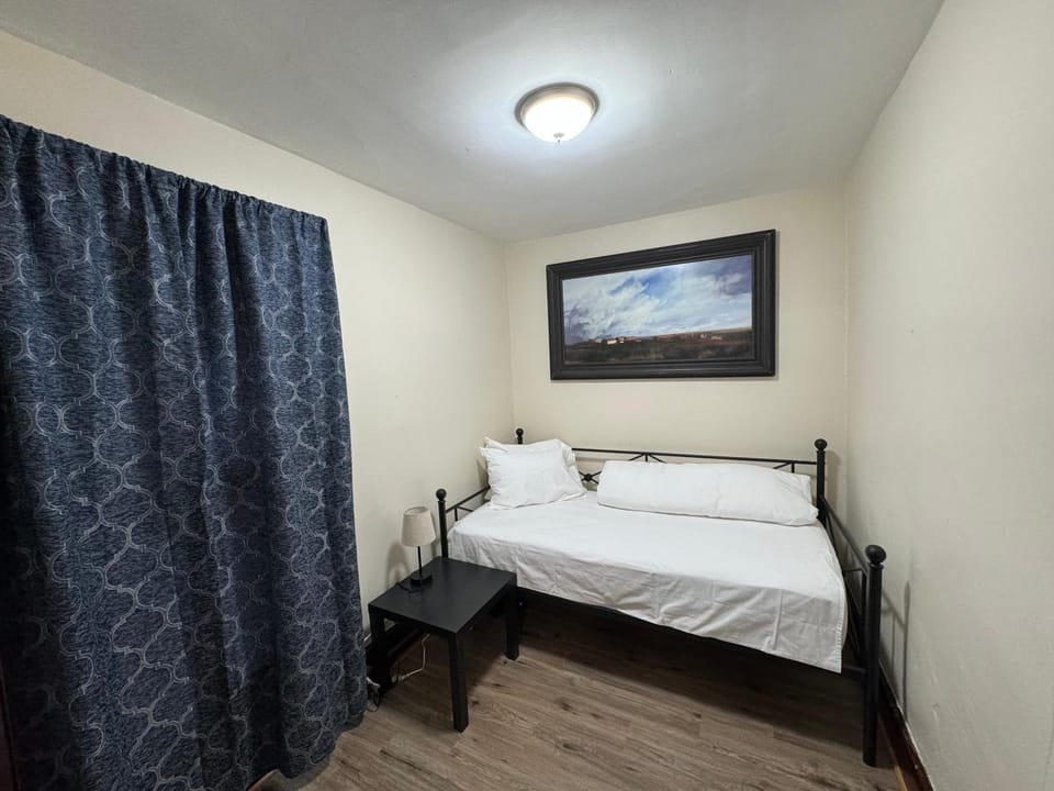 Comfy Getaway, 5 Bed, Sleeps 9, walk to falls! House in Niagara Falls