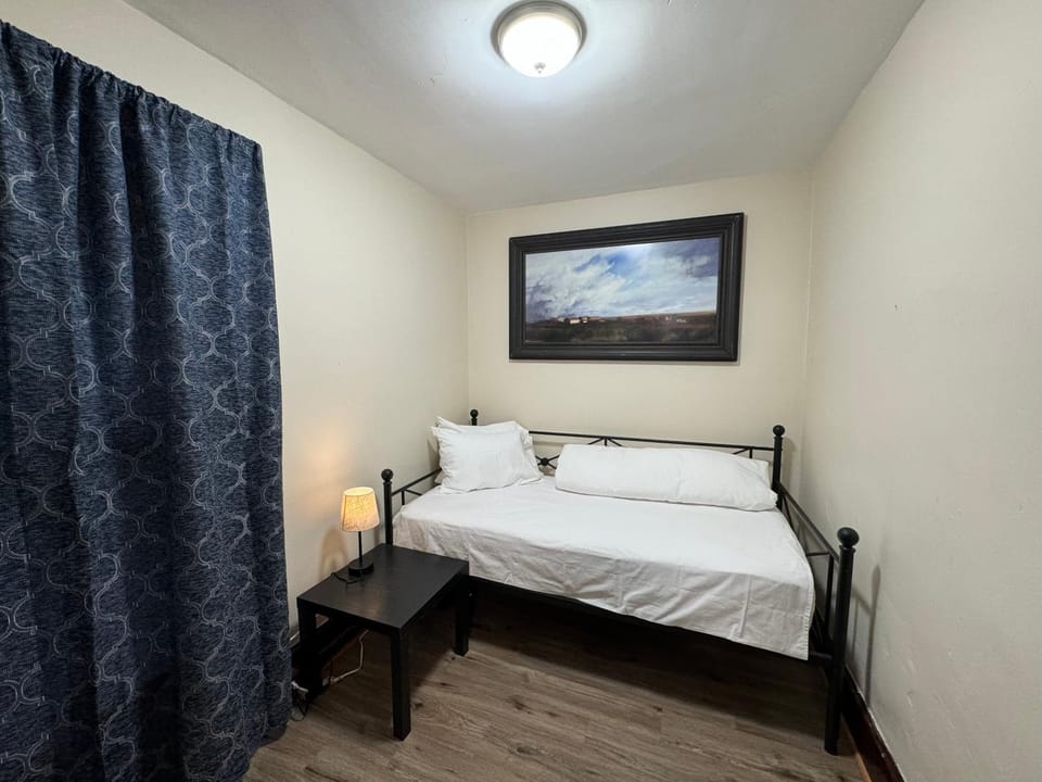 Comfy Getaway, 5 Bed, Sleeps 9, walk to falls! House in Niagara Falls