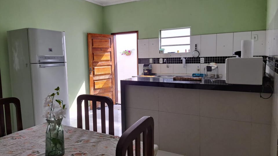 Coffee/tea facilities, Kitchen or kitchenette, Dining area, minibar, stove