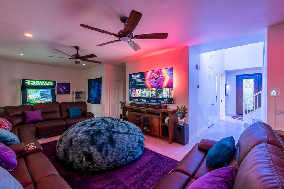 TV and multimedia, Living room, Seating area, Evening entertainment, fireplace