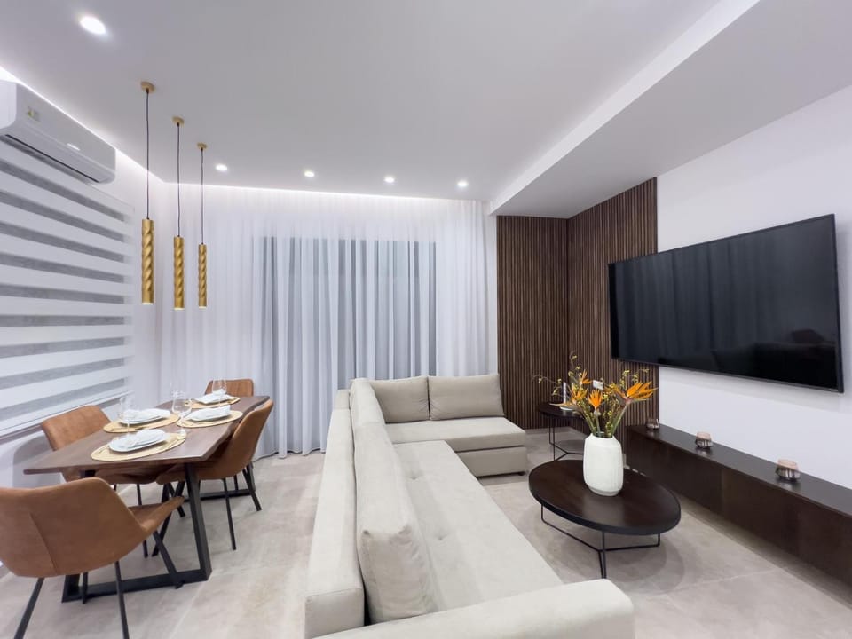 TV and multimedia, Living room, Seating area, Dining area, Evening entertainment