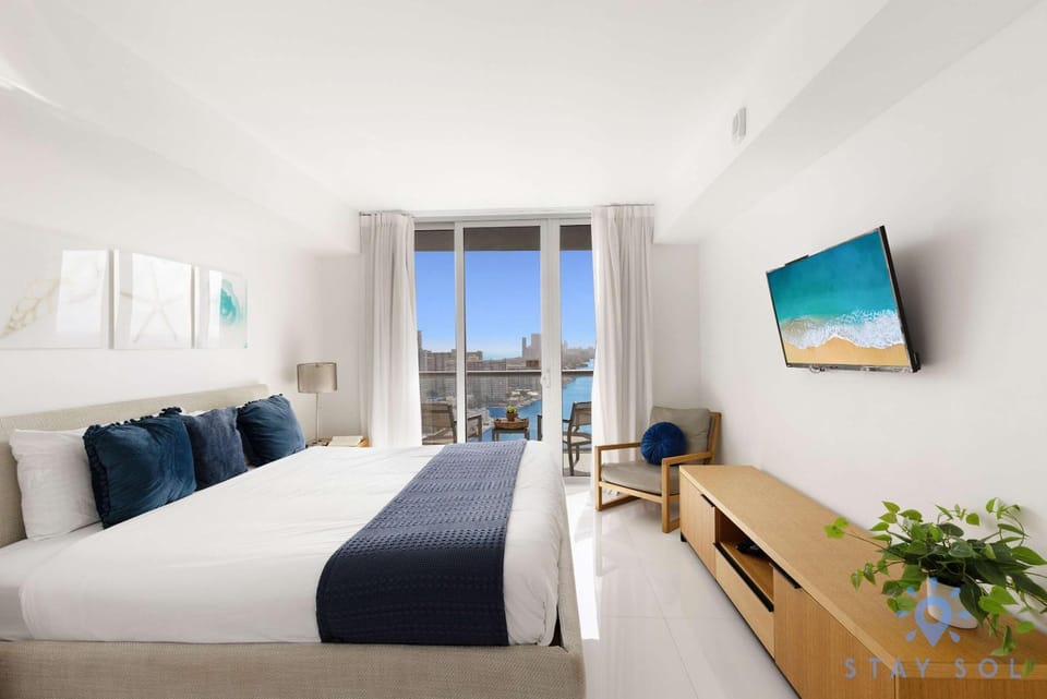 Spectacular Balcony View Retreat Resort Amenities Apartment in Hallandale Beach