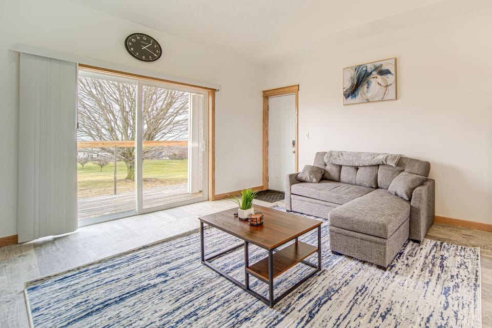 4 Mi to Lake Erie: Condo w/ Golf Course Views! House in Allegheny River