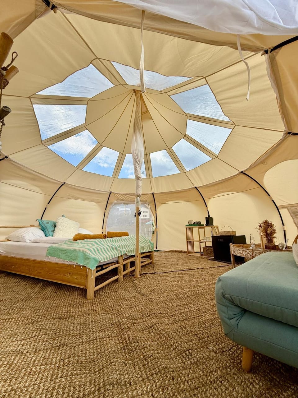 Bed, Living room, Photo of the whole room, Seating area, Bedroom