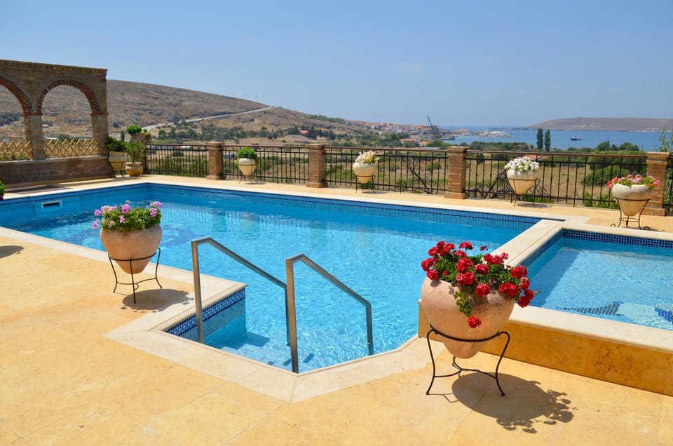 Patio, Natural landscape, Mountain view, Pool view, Swimming pool, sunbed