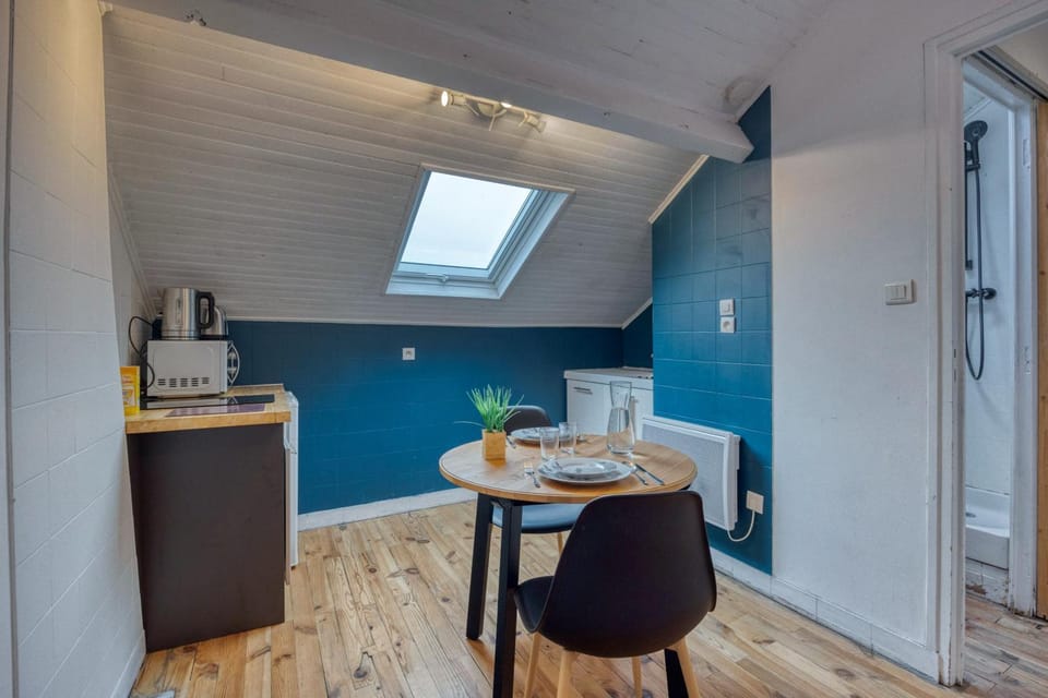 Kitchen or kitchenette, Dining area, minibar