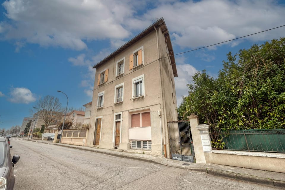 Property building, Day, Neighbourhood, Street view, Location