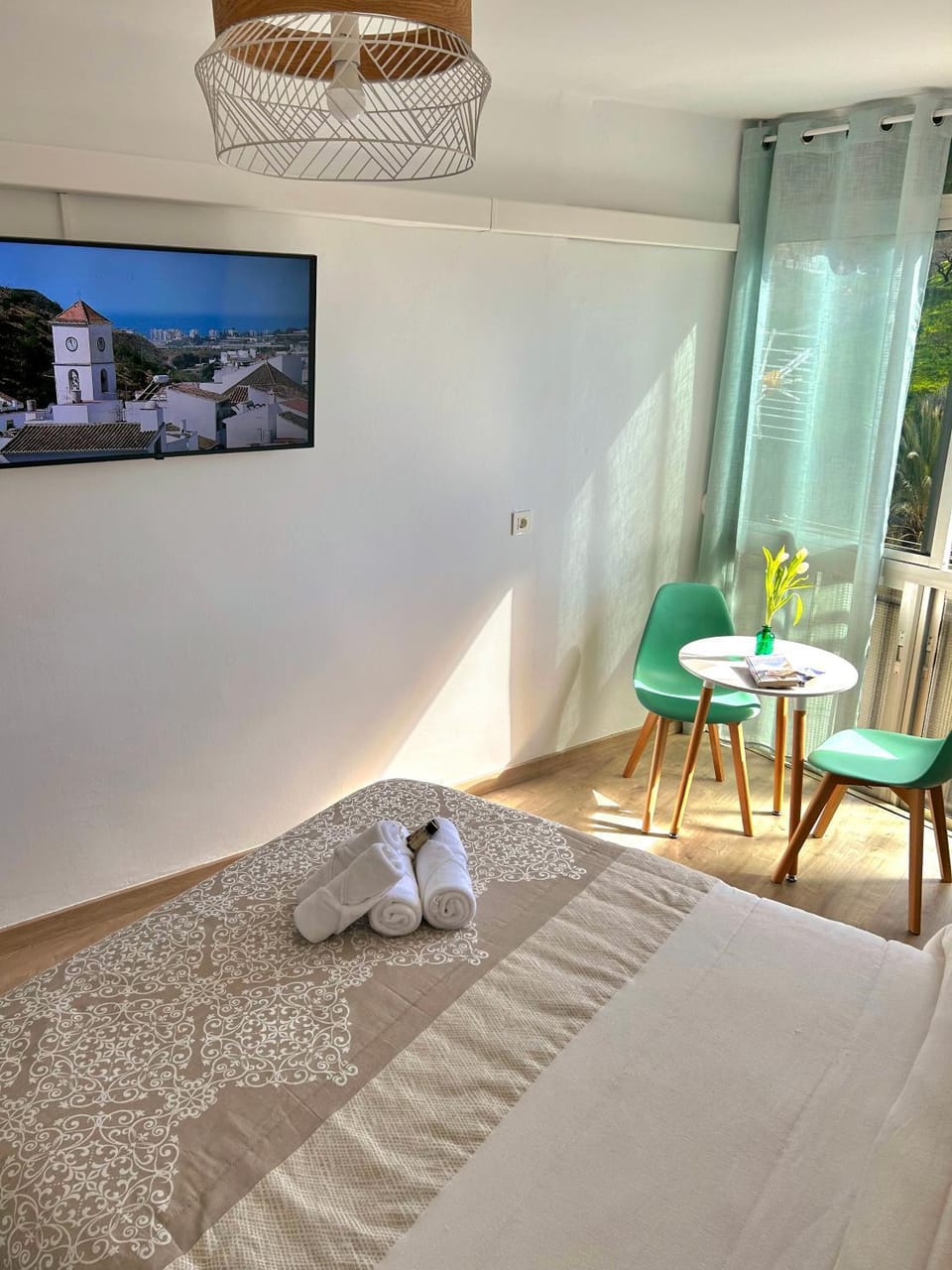 Bed, TV and multimedia, Photo of the whole room, Bedroom