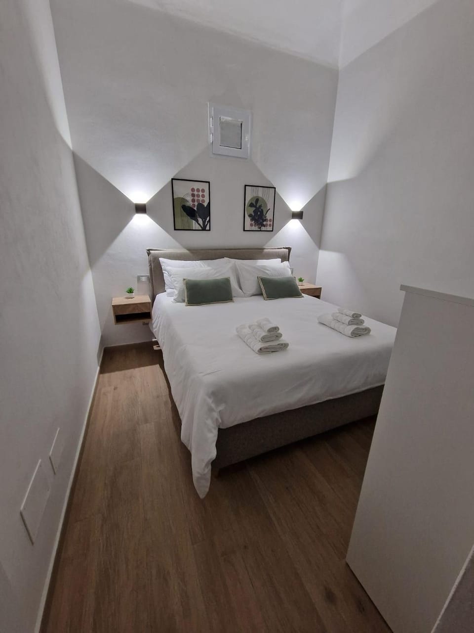 Bed, TV and multimedia, Photo of the whole room, Bedroom, towels