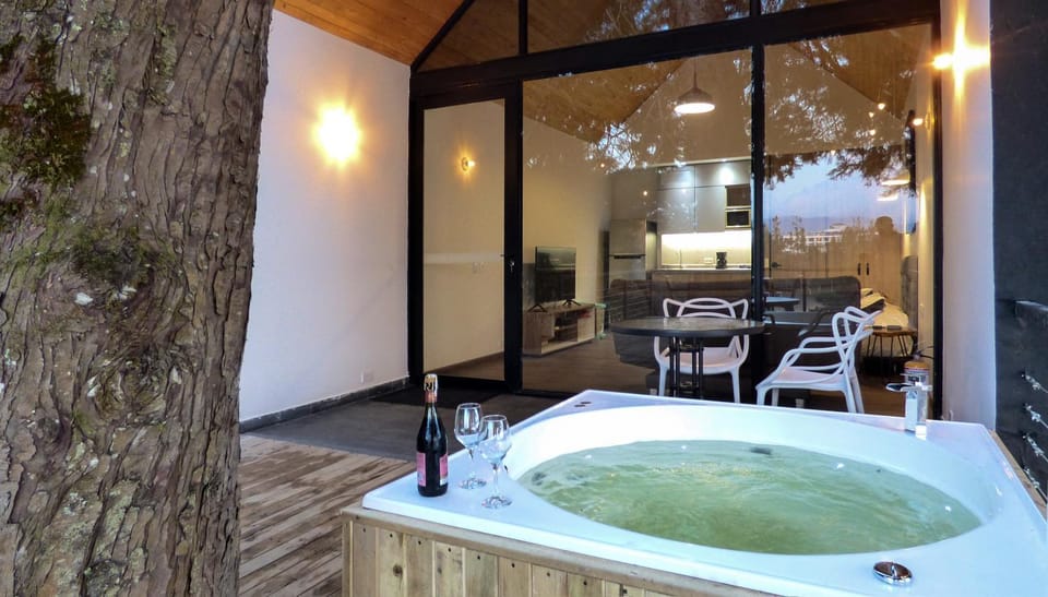 Natural landscape, Hot Tub, Balcony/Terrace, Dining area