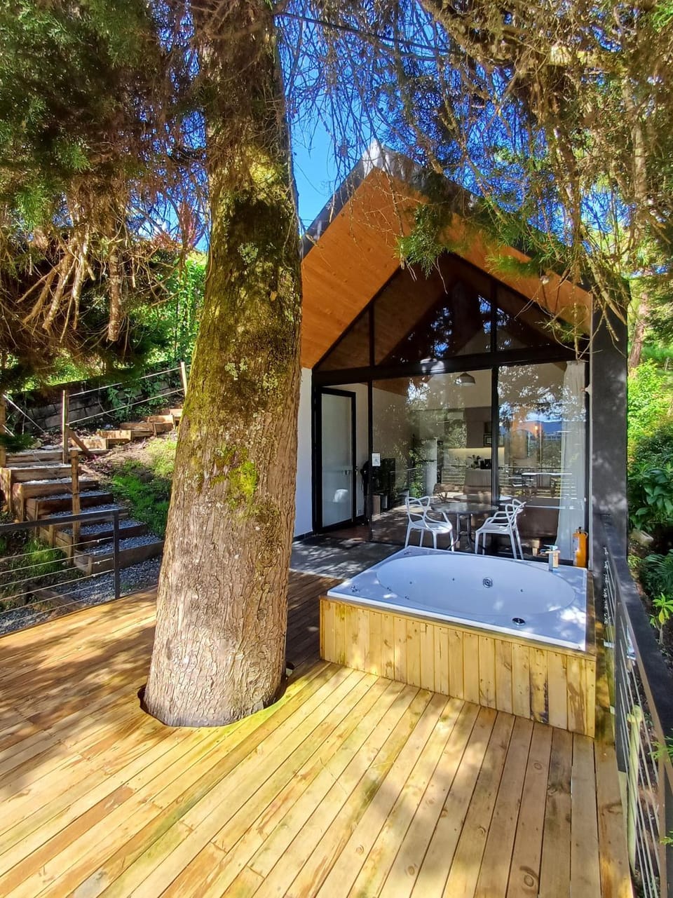 Property building, Natural landscape, Garden, Hot Tub, Balcony/Terrace, Garden view