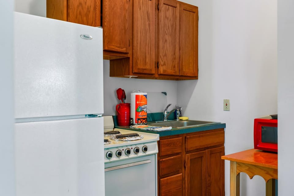 Whispering Pines, Rustic Cabin, WiFi, Hot Tub, Fireplace, Views! Cabin in Pittman Center