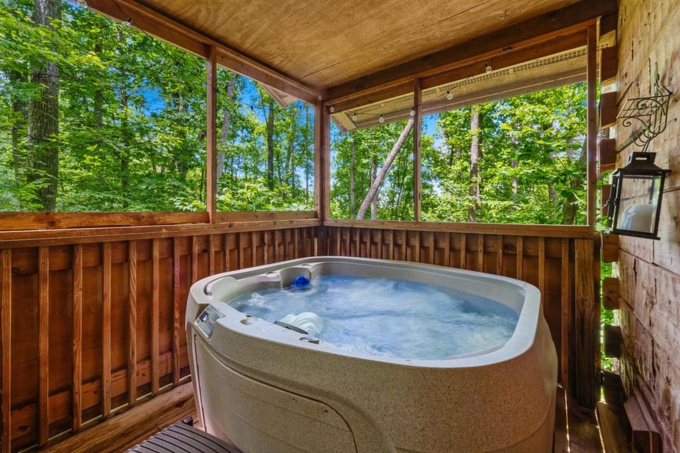 Whispering Pines, Rustic Cabin, WiFi, Hot Tub, Fireplace, Views! Cabin in Pittman Center