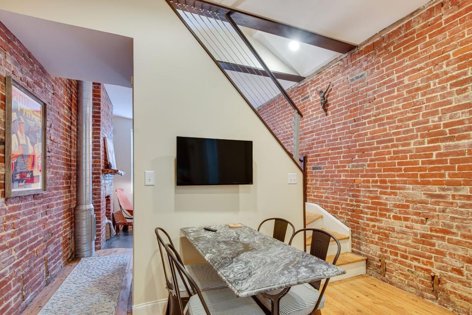 3 Mi to Dtwn: Charming Row House in Pittsburgh House in Pittsburgh