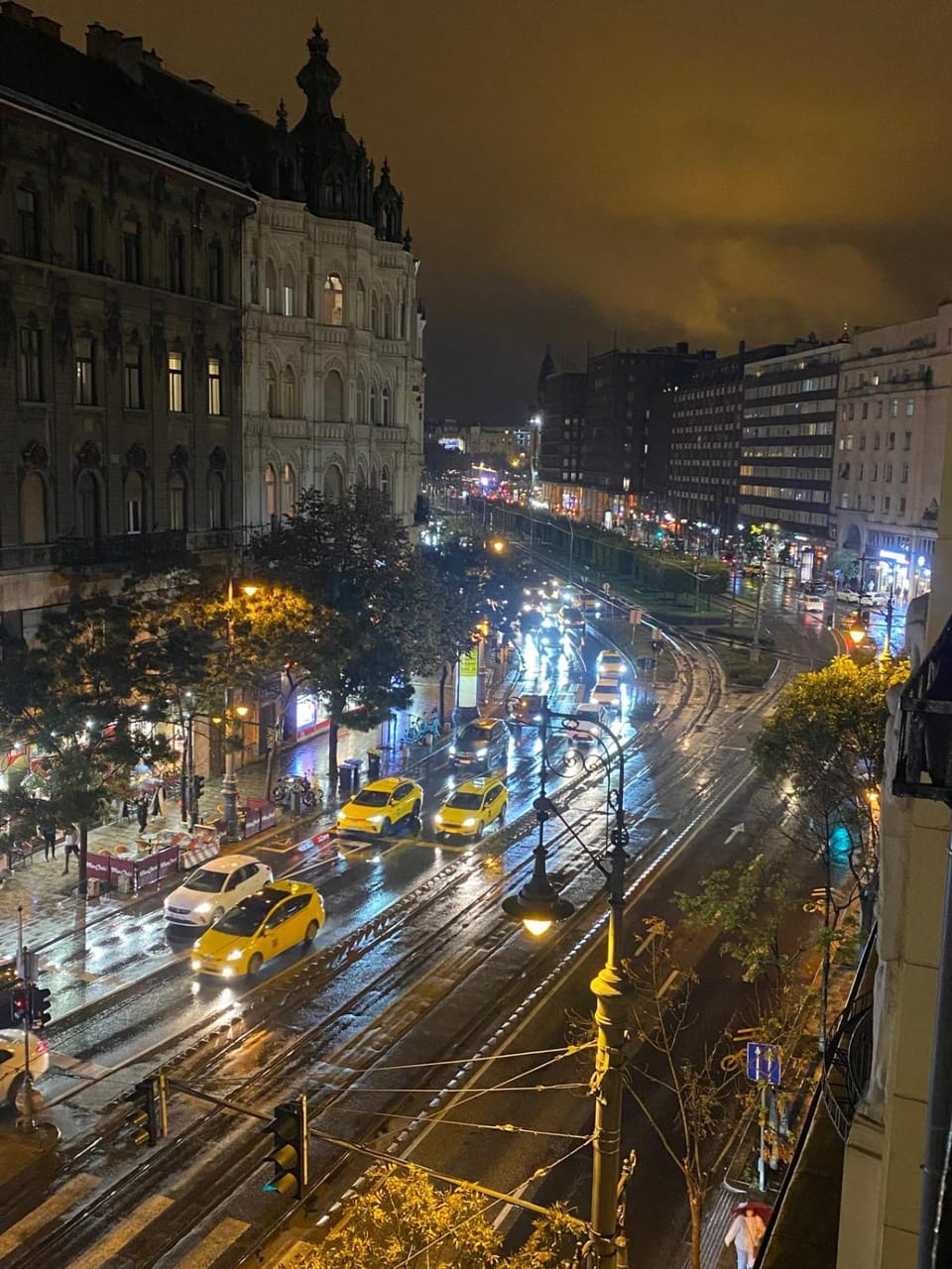 People, Neighbourhood, Bird's eye view, Street view, Location, group of guests, Parking