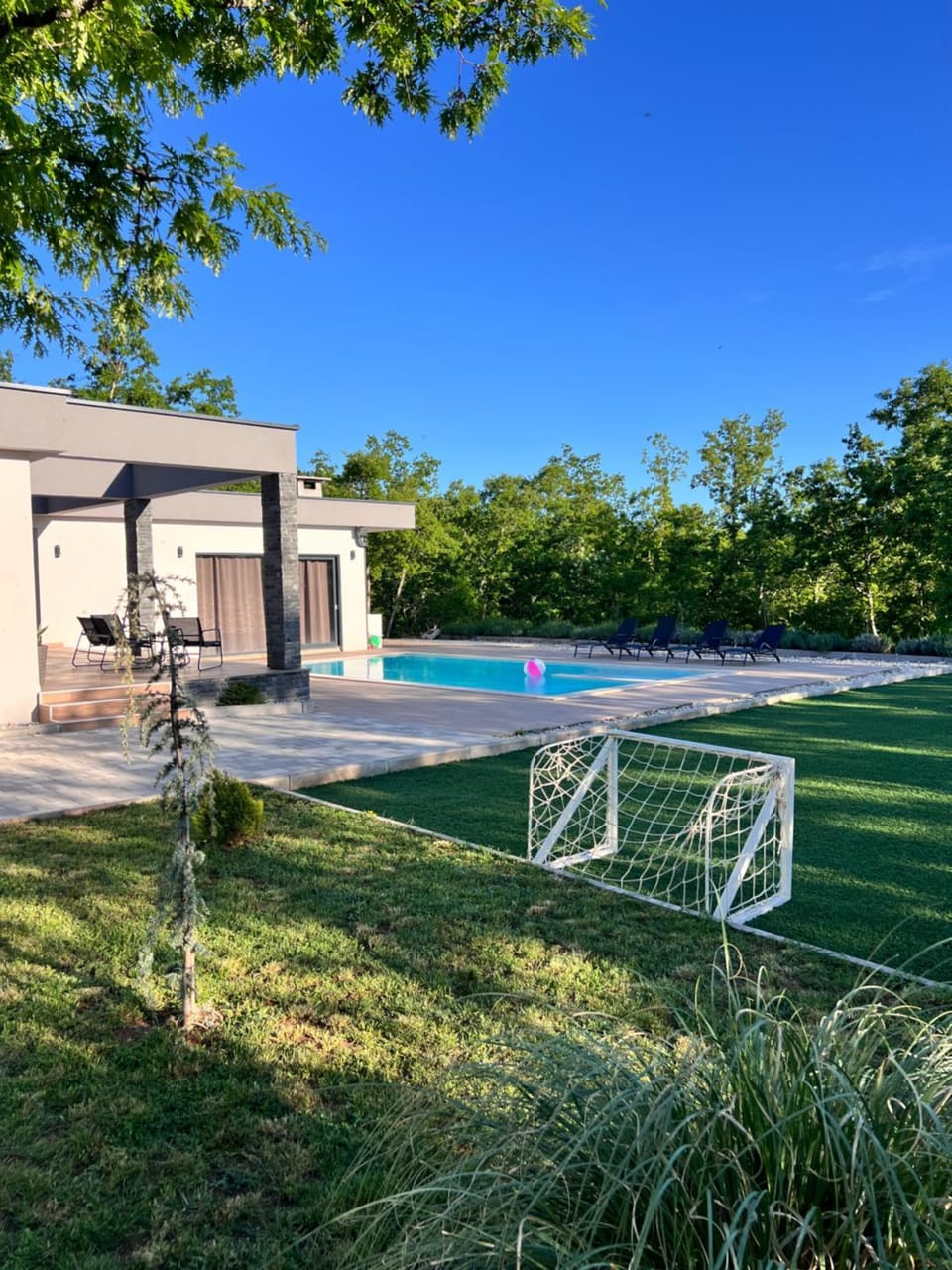 Property building, Day, Garden view, Pool view, Swimming pool