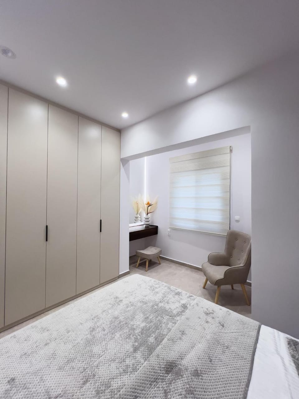 Bed, Living room, Photo of the whole room, Seating area, Bedroom, wardrobe