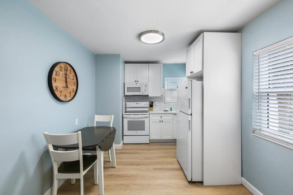 Cute and Cozy Unit- John's Pass - Surf Song #211 Apartment in Madeira Beach