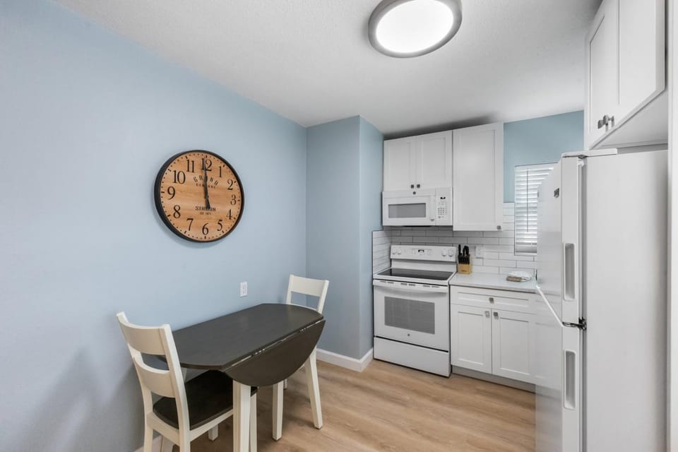 Cute and Cozy Unit- John's Pass - Surf Song #211 Apartment in Madeira Beach