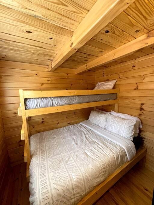 2 Bedroom Log Cabin on Lake James with Loft- Private Resort Amenities Cabin in Tennessee