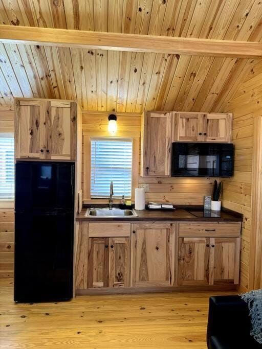 2 Bedroom Log Cabin on Lake James with Loft- Private Resort Amenities Cabin in Tennessee