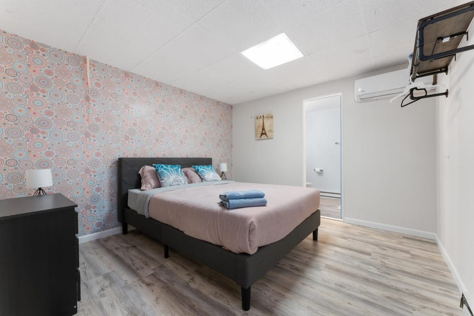 Bed, Photo of the whole room, Bedroom, towels