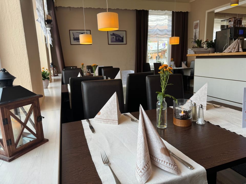 Restaurant/places to eat, Restaurant/places to eat