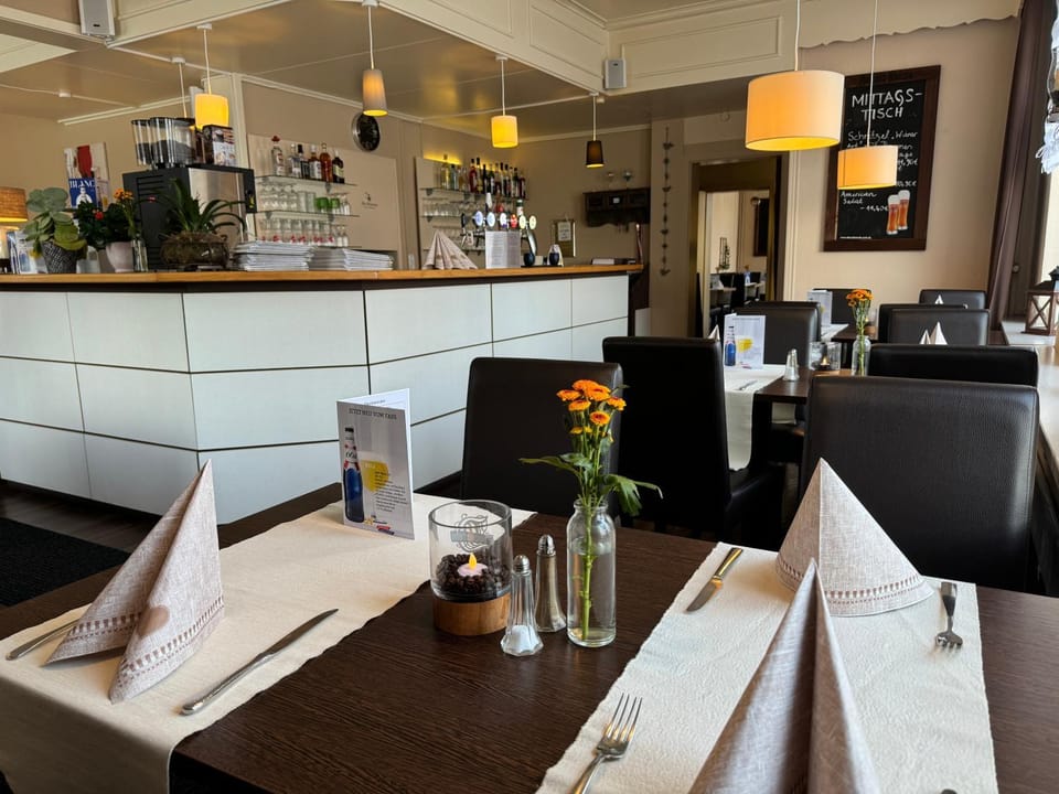 Restaurant/places to eat, Restaurant/places to eat